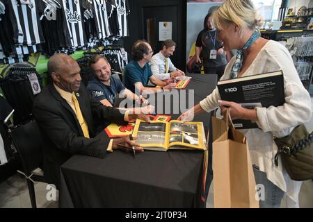 Luther Blissett unterschreibt das neue Buch über 100 Jahre Watford FC 100 Jahre an der Vicarage Road Stockfoto