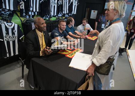 Luther Blissett unterschreibt das neue Buch über 100 Jahre Watford FC 100 Jahre an der Vicarage Road Stockfoto