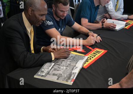 Luther Blissett unterschreibt das neue Buch über 100 Jahre Watford FC 100 Jahre an der Vicarage Road Stockfoto