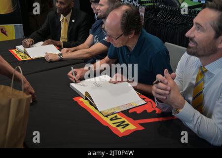 Der Historiker Geoff Wicken unterzeichnet sein Buch, das über 100 Jahre des Watford FC 100 Jahre an der Vicarage Road geschrieben hat Stockfoto