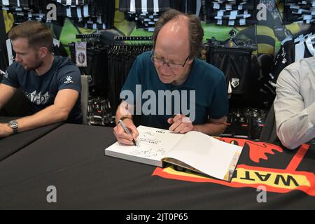 Der Historiker Geoff Wicken unterzeichnet sein Buch, das über 100 Jahre des Watford FC 100 Jahre an der Vicarage Road geschrieben hat Stockfoto