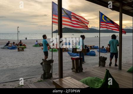 Beach Bar am Chenang Beach bei Sonnenuntergang, Langkawi, Malaysia Stockfoto