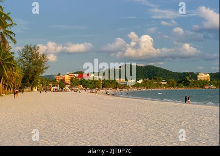 Chenang Beach bei Sonnenuntergang, Langkawi, Malaysia Stockfoto