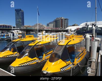 Blick auf das gelbe Wassertaxi, das am Darling Harbour in Sydney, Australien, festgemacht ist Stockfoto