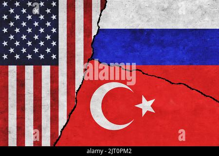 Die USA, Russland und die Türkei haben Flaggen an einer Wand mit einem Riss gemalt. Beziehungen zwischen den Vereinigten Staaten von Amerika, der Türkei und Russland Stockfoto