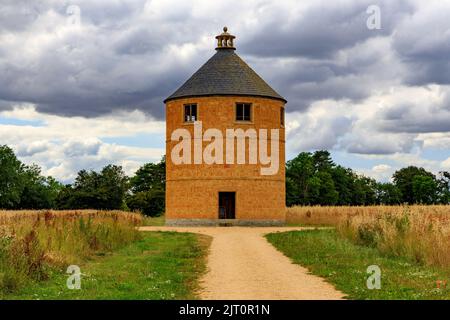 Der Dovecote ist eine moderne Nachbildung eines traditionellen kreisförmigen Dovecote in einem Feld im Hotel und Garten „The Newt in Somerset“, bei Bruton, England, Großbritannien Stockfoto