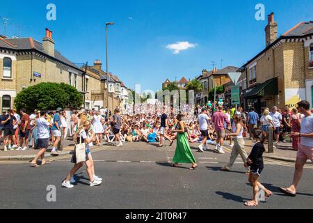 Die Zuschauer sehen das Wimbledion Tennis-Finale draußen auf einer Großleinwand in der Northcote Road, London Stockfoto