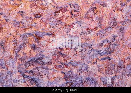 Abstrakte Ansicht der farbenfrohen Oberflächenfelsen im Red Canyon in den Eilat-Bergen, Israel. Stockfoto