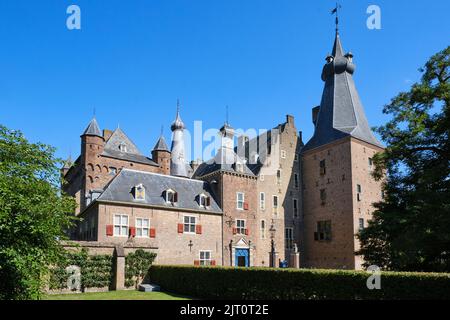 Doorwerth Castle, eine Wasserburg in den Auen des Rheins in der Nähe des Dorfes Doorwerth.Niederländische Provinz Gelderland. Niederlande Stockfoto