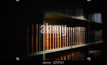 Antike Bücher, die in einer alten Bibliothek ruhen - John Gollop Stockfoto