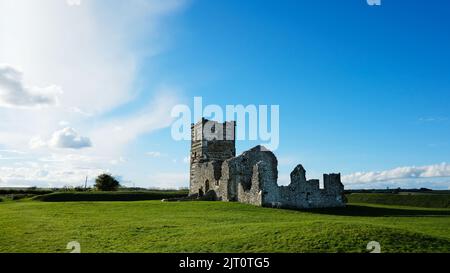 Die alte Kirche von Knowlton, erbaut in einem neolithischen Henge, Dorset, Großbritannien - John Gollop Stockfoto