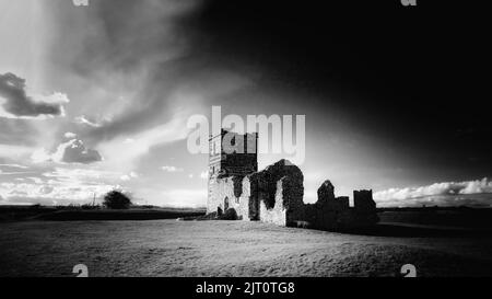 Die alte Kirche von Knowlton, erbaut in einem neolithischen Henge, Dorset, Großbritannien - John Gollop Stockfoto