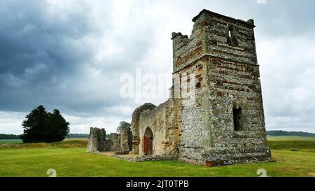 Die alte Kirche von Knowlton, erbaut in einem neolithischen Henge, Dorset, Großbritannien - John Gollop Stockfoto