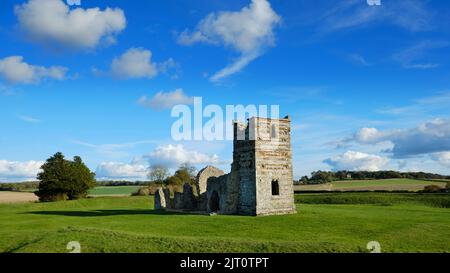 Die alte Kirche von Knowlton, erbaut in einem neolithischen Henge, Dorset, Großbritannien - John Gollop Stockfoto