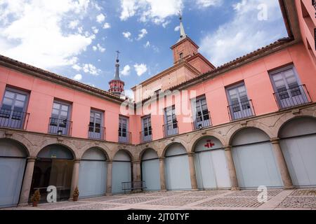 Alcalá de Henares, Spanien - 18. Juni 2022: Innenhof des Cervantes-Instituts von Alcalà de Henares und im Hintergrund die Glockentürme Stockfoto