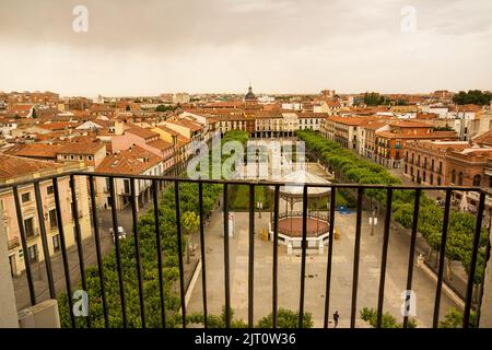 Alcalá de Henares, Spanien - 18. Juni 2022: Cervantes-Platz von der Spitze des Santa Maria-Turms in Alcalá de Henares aus gesehen Stockfoto