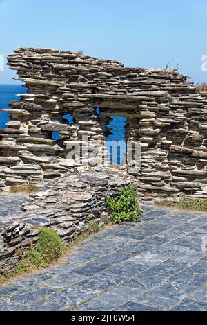 Ruinen von Tintagel Castle - eine mittelalterliche Festung auf der Halbinsel Tintagel Island neben dem Dorf Tintagel in Nord-Cornwall. Stockfoto