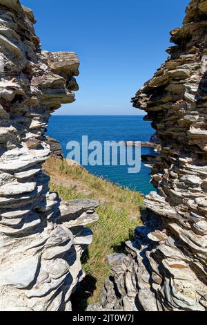 Ruinen von Tintagel Castle - eine mittelalterliche Festung auf der Halbinsel Tintagel Island neben dem Dorf Tintagel in Nord-Cornwall. Stockfoto