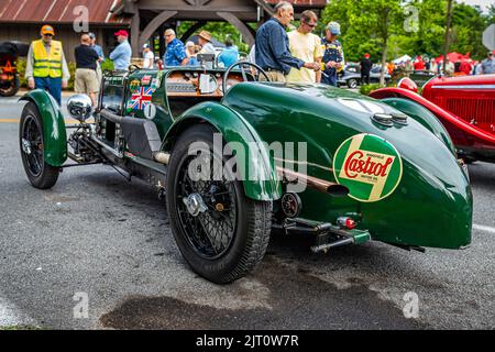 Highlands, NC - 10. Juni 2022: Low-perspective Rückseitenansicht eines 1930 Aston Martin International auf einer lokalen Auto-Show. Stockfoto