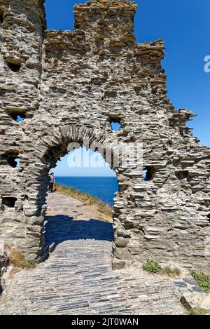 Ruinen von Tintagel Castle - eine mittelalterliche Festung auf der Halbinsel Tintagel Island neben dem Dorf Tintagel in Nord-Cornwall. Stockfoto