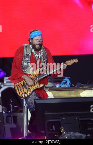 Castelvolturno, Italien. 26. August 2022. Lorenzo Cherubini alias Jovanotti singt am Strand während seiner Jova Beach Party in Castelvolturno, süditalienischer Provinz Caserta. (Foto: Salvatore Esposito/Pacific Press) Quelle: Pacific Press Media Production Corp./Alamy Live News Stockfoto