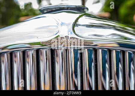 Highlands, NC - 11. Juni 2022: Nahaufnahme eines Duesenberg J-Murphy Cabrio Berline Kühlergrills aus dem Jahr 1929 auf einer lokalen Automobilmesse. Stockfoto
