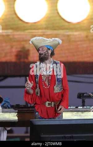 Castelvolturno, Italien. 26. August 2022. Lorenzo Cherubini alias Jovanotti singt am Strand während seiner Jova Beach Party in Castelvolturno, süditalienischer Provinz Caserta. (Foto: Salvatore Esposito/Pacific Press) Quelle: Pacific Press Media Production Corp./Alamy Live News Stockfoto