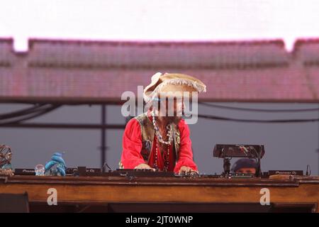 Castelvolturno, Italien. 26. August 2022. Lorenzo Cherubini alias Jovanotti singt am Strand während seiner Jova Beach Party in Castelvolturno, süditalienischer Provinz Caserta. (Foto: Salvatore Esposito/Pacific Press) Quelle: Pacific Press Media Production Corp./Alamy Live News Stockfoto