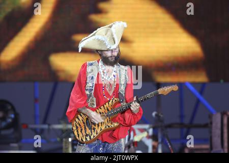 Castelvolturno, Italien. 26. August 2022. Lorenzo Cherubini alias Jovanotti singt am Strand während seiner Jova Beach Party in Castelvolturno, süditalienischer Provinz Caserta. (Foto: Salvatore Esposito/Pacific Press) Quelle: Pacific Press Media Production Corp./Alamy Live News Stockfoto