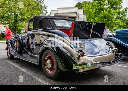 Highlands, NC - 10. Juni 2022: Rückseitenansicht eines 1936 Auburn 852 Cabriolets auf einer lokalen Automobilausstellung. Stockfoto