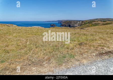 Ruinen von Tintagel Castle - eine mittelalterliche Festung auf der Halbinsel Tintagel Island neben dem Dorf Tintagel in Nord-Cornwall. Stockfoto