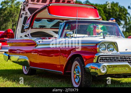 Statesboro, GA - 17. Mai 2014: 1959 Ford Fairlane 500 Galaxie Skyliner Cabriolet zeigt das einziehbare Hardtop auf einer Oldtimer-Show. Stockfoto