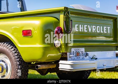 Statesboro, GA - 17. Mai 2014: Nahaufnahme der Rücklicht- und Heckklappe von einem Chevrolet C10 Stepside Pickup-Truck aus dem Jahr 1968. Stockfoto