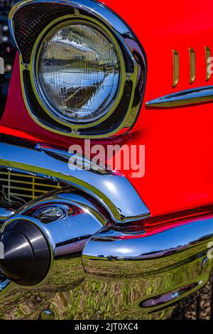 Statesboro, GA - 17. Mai 2014: Nahaufnahme der markanten Verkleidung der Scheinwerferbaugruppe bei einem Chevrolet BelAir aus dem Jahr 1957 mit geringer Tiefenschärfe. Stockfoto