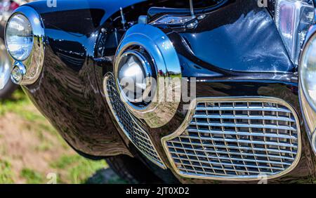 Statesboro, GA - 17. Mai 2014: Nahaufnahme der charakteristischen Kugel-Nasen-Besatz-Details bei einem 1951 Studebaker Commander Starlight Coup Stockfoto