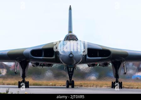 London Southend Airport, Essex, Großbritannien. 27. August 2022. Avro Vulcan B2 ‘V Bomber’ Seriennummer XL426 hat seinen Jungfernflug am 23. August 1962 gemacht, bald trat er der Royal Air Force als Teil seiner nuklearen Abschreckung bei und diente bis zur Pensionierung 1986 verschiedenen Staffeln. XL426 verbrachte seine letzten zwei Jahre der Dienstzeit mit der Ausstellung auf Airshows. Das Flugzeug wurde an einen privaten Käufer am Flughafen Southend geliefert und später von der Organisation Vulcan Restoration Trust in Besitz gebracht, die es in den Zustand des Hochgeschwindigkeitsfahrens am Boden zurückbrachte, wie es heute anlässlich seines 60.. Geburtstages ausgestellt wurde Stockfoto