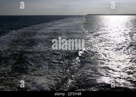 Wache hinter einem Schiff auf, das die Sonne reflektiert Stockfoto