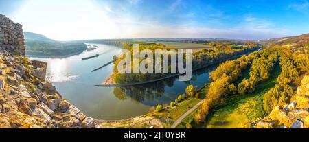 Panoramablick auf die Skyline der Donau und der Morava. Zusammenfluss von zwei Flüssen Stockfoto