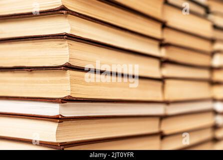 Verwendete Bücher stapeln Hintergrund. Literatur in der Bibliothek, Buchhandlung. Romane, Memoiren, Bibliographien, Kochbücher, Bestseller. Hochwertige Fotos Stockfoto