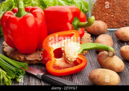 Paprika in Scheiben geschnitten auf Holz Hintergrund Stockfoto