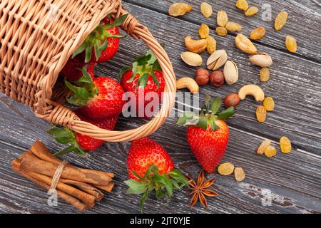 Erdbeere in einem Korb auf Holz Hintergrund Stockfoto