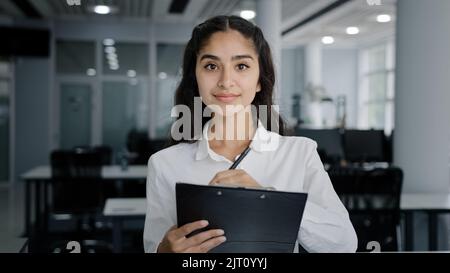 Junge Frau Sekretärin schreibt Details der Aufgabe das Schreiben von Daten in die Zwischenablage macht tägliche Termine nettes Mädchen Auszubildende hört Supervisor nimmt Stockfoto