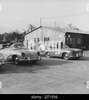 Porsche Geschichte. Eine seltene Ansicht der Porsche-Autofabrik in Stuttgart Deutschland im Jahr 1950s. Auf dem Gelände sind Porsche-Fahrzeuge in verschiedenen Produktionsstufen zu sehen. 1951. Stockfoto