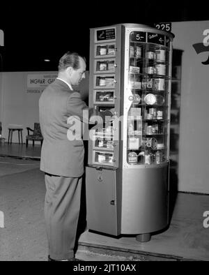 Einkaufen in der 1950s. Auf der Messe Sankt Erik 1954 präsentierte sich ein Automaten namens Rotosell. Wie die Maschinen, die Tabak und Schokolade verkauften, funktionierte diese Maschine in ähnlicher Weise, aber sie verkaufte konservierte Lebensmittel in Dosen. Schweden 1954 Conard Ref. EC2753 Stockfoto