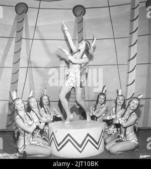 Ballettmädchen auf der Bühne im Jahr 1950s. Die jungen Frauen sind alle in ihren Kostümen gekleidet und posiert auf der Bühne wie indianer. Schweden 1953 BM79-10 Stockfoto