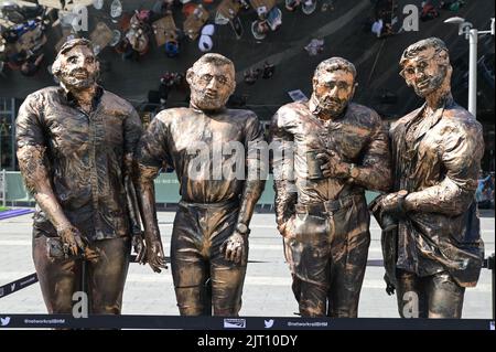 New Street Station, Birmingham August 27. 2022 - die Statue der ‘vier Jungs in Jeans' wurde in bronzefarbenen, gesprühte weibliche Schaufensterpuppen an der New Street Station in Birmingham verewigt. Die einzigartige Installation hat vier ‘interessante' Köpfe, L-R Kevin Rooney, Alex Lacey, Jamie Philips und Connor Humpage. Beunzte Fans hatten ein Selfie und posierten für Bilder während des Birmingham Weekender Festivals. Quelle: Scott CM/Alamy Live News Stockfoto