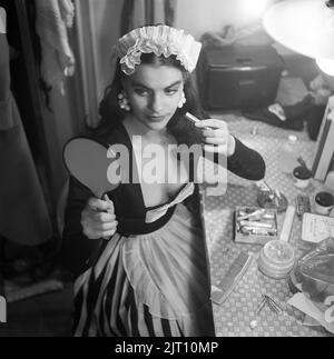 Schauspielerin Lissi Alandh. 1930-2008. Abgebildet in ihrer Garderobe im Theater, während sie sich vor ihrem Eintritt in das Theaterstück House in Montevideo 1952 schminke. Stockfoto