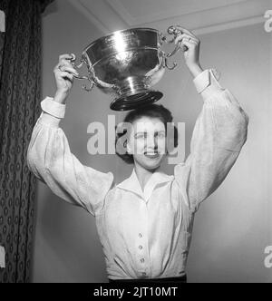 May-Louise Frances Flodin. 1934-2011. Schwedische Model- und Schönheitskönigin, die den Miss World Beauty Contest 1952 als Vertretung Schwedens gewonnen hat. Es wurde am 14 1952. november im Lyceum Ballroom in London veranstaltet, einem Wettbewerb, der vom engländer Eric Morley initiiert wurde. Elf Teilnehmer nahmen daran Teil. Es war dann das zweite Mal, dass der Miss World Schönheitswettbewerb stattfand und es war das zweite Mal, dass eine schwedische Frau gewann. Zum ersten Mal wurde Kiki Håkansson 1951 zur Schönheitskönigin gewählt. Kristoffersson Ref. BH95-3 Stockfoto