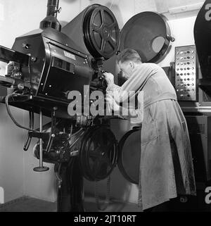 Hinter den Kulissen des Kinos. Der Mann, der den Projektor im Royal Cinema in Boden Schweden betreibt, montiert den Film, der gezeigt werden soll. Schweden 1941 Ref. BV113-4 Stockfoto