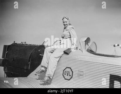 Quax, der Bruchpilot. Deutscher Film aus dem Jahr 1941, der 1941 während des Zweiten Weltkriegs in Nazi-Deutschland gedreht wurde Karin Himboldt spielte in dem Film und war eine deutsche Filmschauspielerin. Das nazi-Regime Verbot ihr die Dreharbeiten, weil sie bei einer Filmpremiere den nazi-salut verweigert hatte und auch mit einem sogenannten halbjuden verheiratet war. 1959 zog sie sich vom Filmschauspielen zurück. Stockfoto